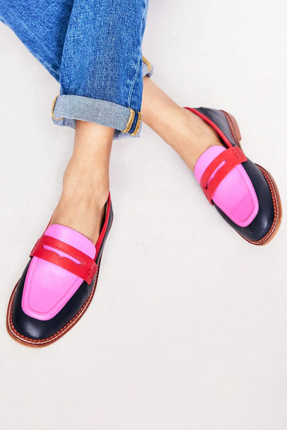 Olvenia - Mocassins noirs avec accent coloré