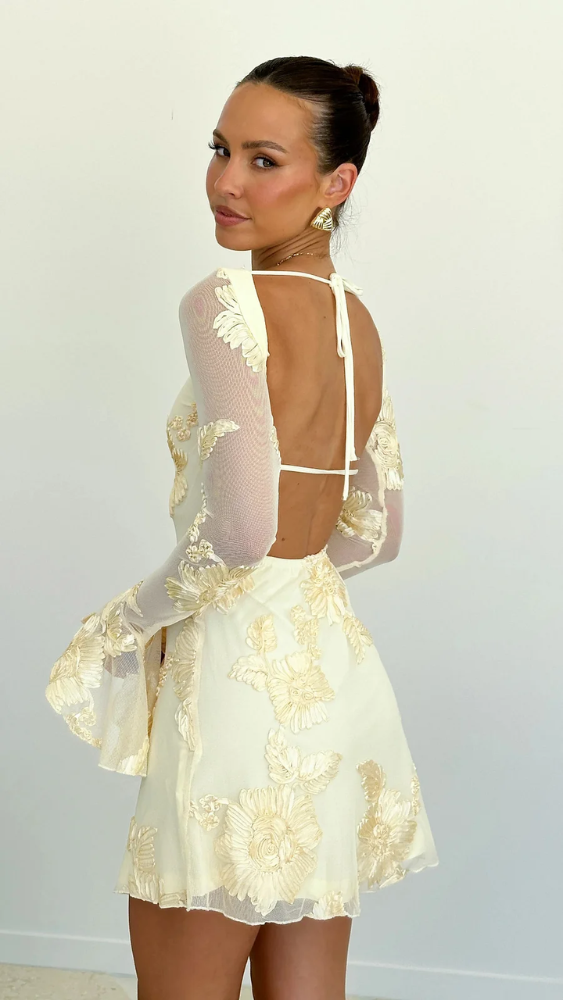 Cléa | Mini Robe Élégante avec Broderie Florale